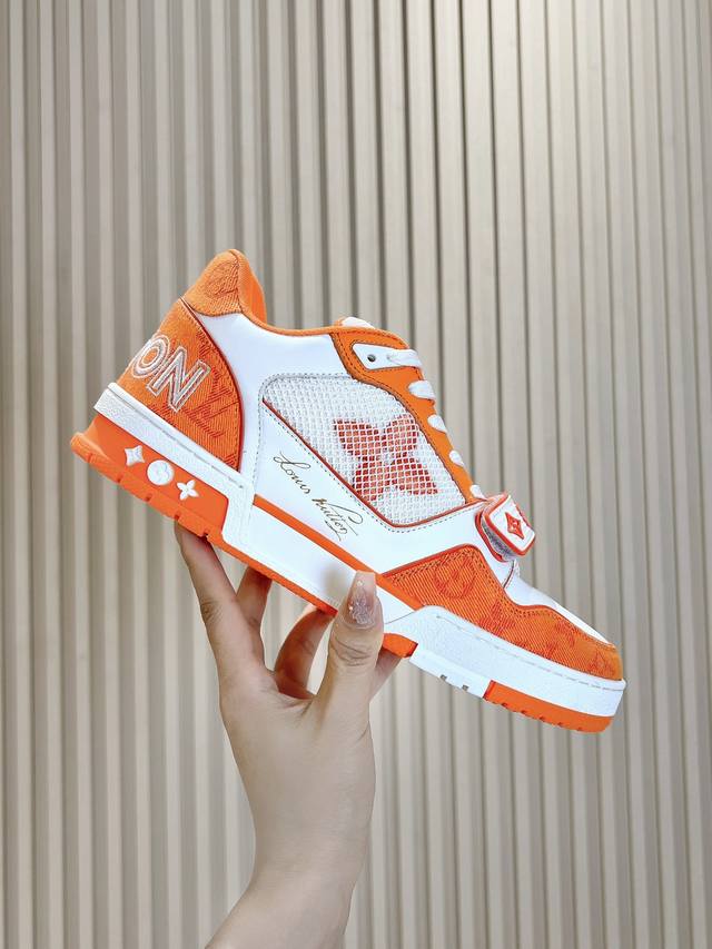 顶级版本情侣款滑板鞋lv-路易威登篮球鞋2024Trainer升级版，原版1：1开发复刻！！上脚非常舒适 做工精细，鞋面由意大利进口小牛皮拼接，侧边饰有品牌lo